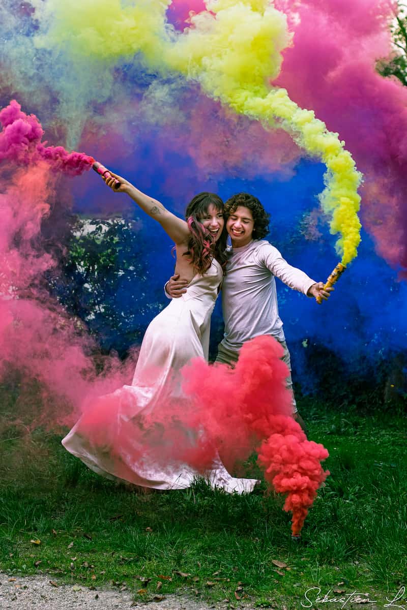 nouveau mariés avec fumigènes colorés nouveau mariés avec fumigènes colorés